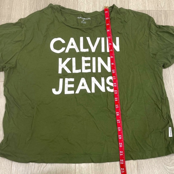 Calvin Klein Jeans • Comfortable Loose Olive Green T-shirt - Picture 6 of 7